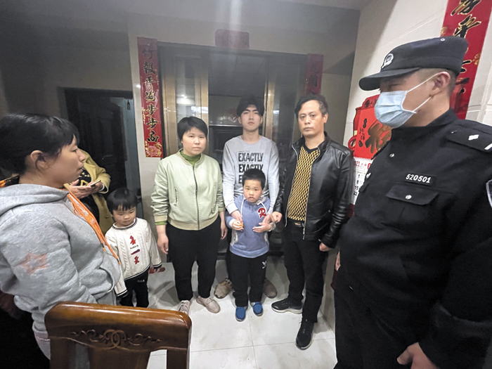 巡特警支队110接处警基地民警帮助找回走失小孩