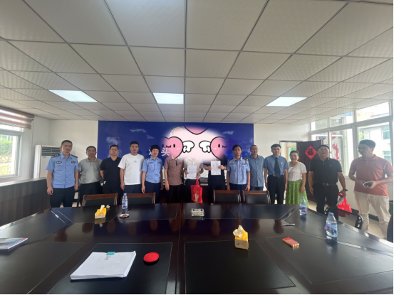 一时冲动毁坟积怨  多元化解握手言和1554.png
