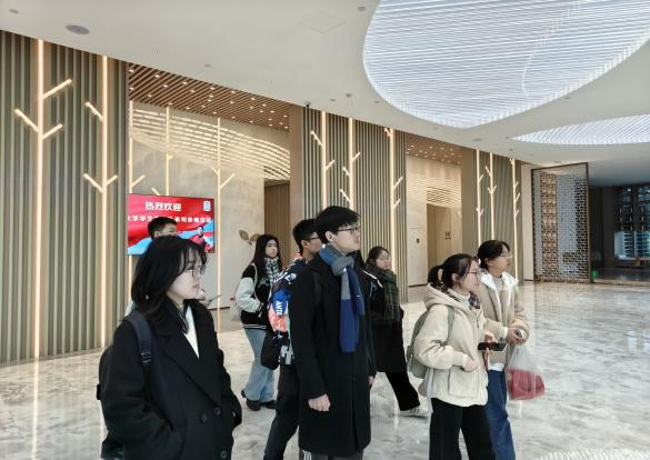 实践队参观“菁英大楼”.png